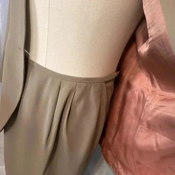2piece Lined Skirt Suit. Rena Rowan. Jacket Sz 6. Skirt Sz8. One Button. 23” Hem - Picture 6 of 9